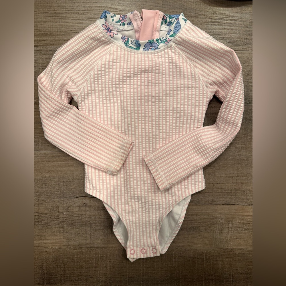 Tommy Bahama Floral Pink Long Sleeve Kids One Piece w/ Hat
Size 2T